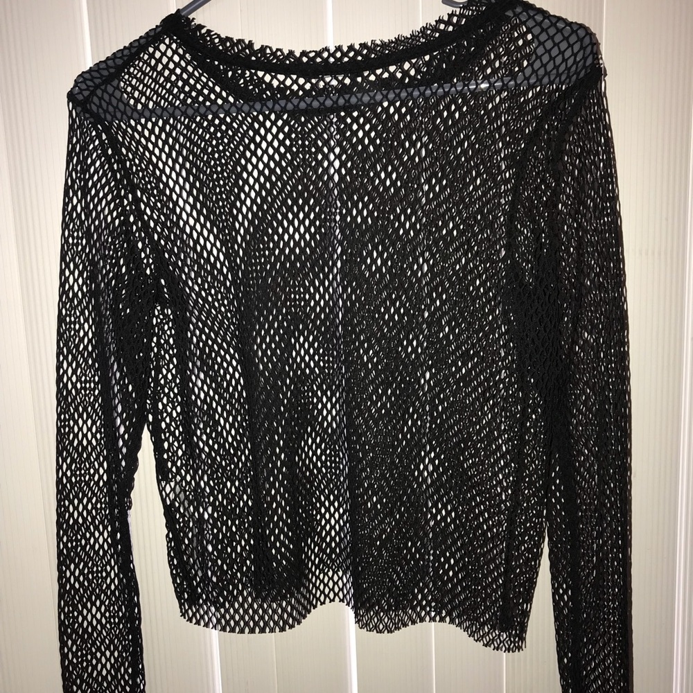 Mesh knit black top!